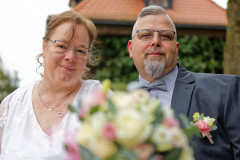 Paar-mit-Blumenstrauss